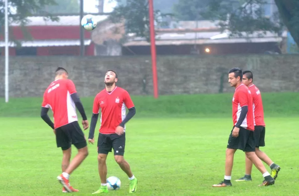 LA MIRADA EN EL NUEVO OBJETIVO. El plantel “santo” trabajó ayer por la mañana en el complejo “Natalio Mirkin”, pensando en obtener un triunfo en Floresta que le permita reencauzar su rumbo en el torneo.  la gaceta / foto de antonio ferroni 