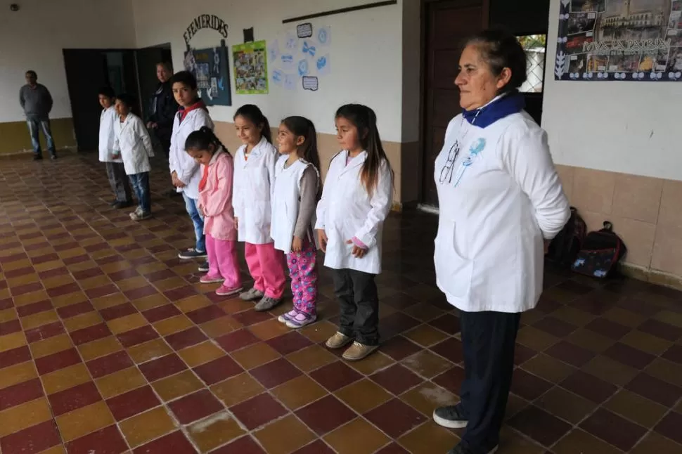 TURNO TARDE. Formados, uno al lado del otro, los alumnos se preparan para presenciar el izamiento de la bandera. LA GACETA / FOTOS DE ANALÍA JARAMILLO.- 