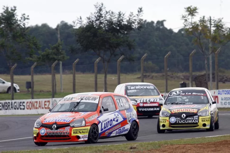 TODOS JUNTOS, Maximiliano Bestani, Juan Ortega y Pablo Ortega forman un “trencito” tucumano durante la clasificación de la Clase 2 en la pista entrerriana. foto de marcelo ranea