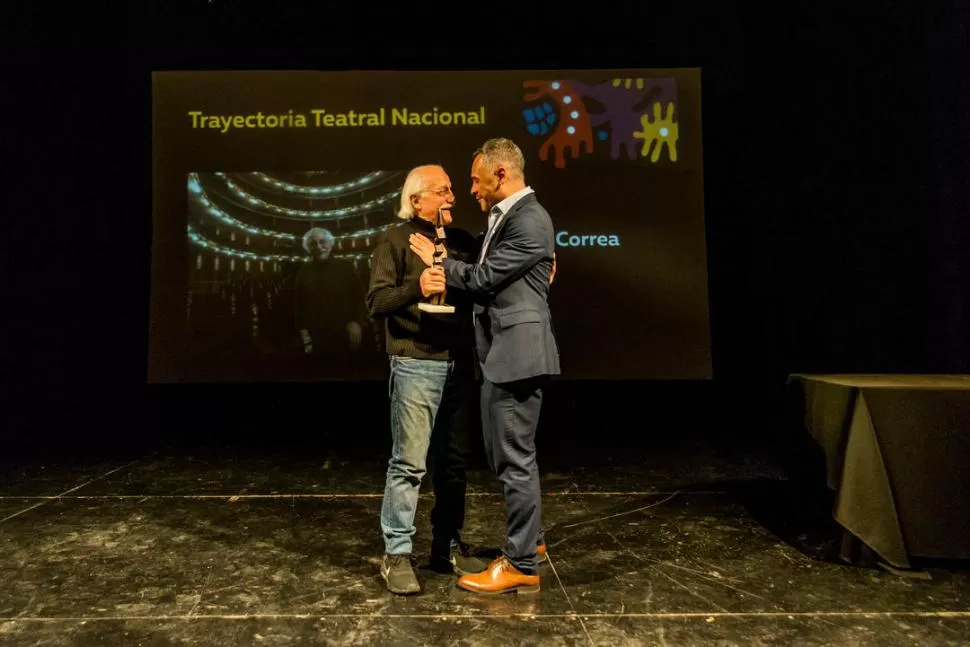 DOS GENERACIONES. Rubens Correa recibe la estatuilla de Marcelo Allasino. Prensa int