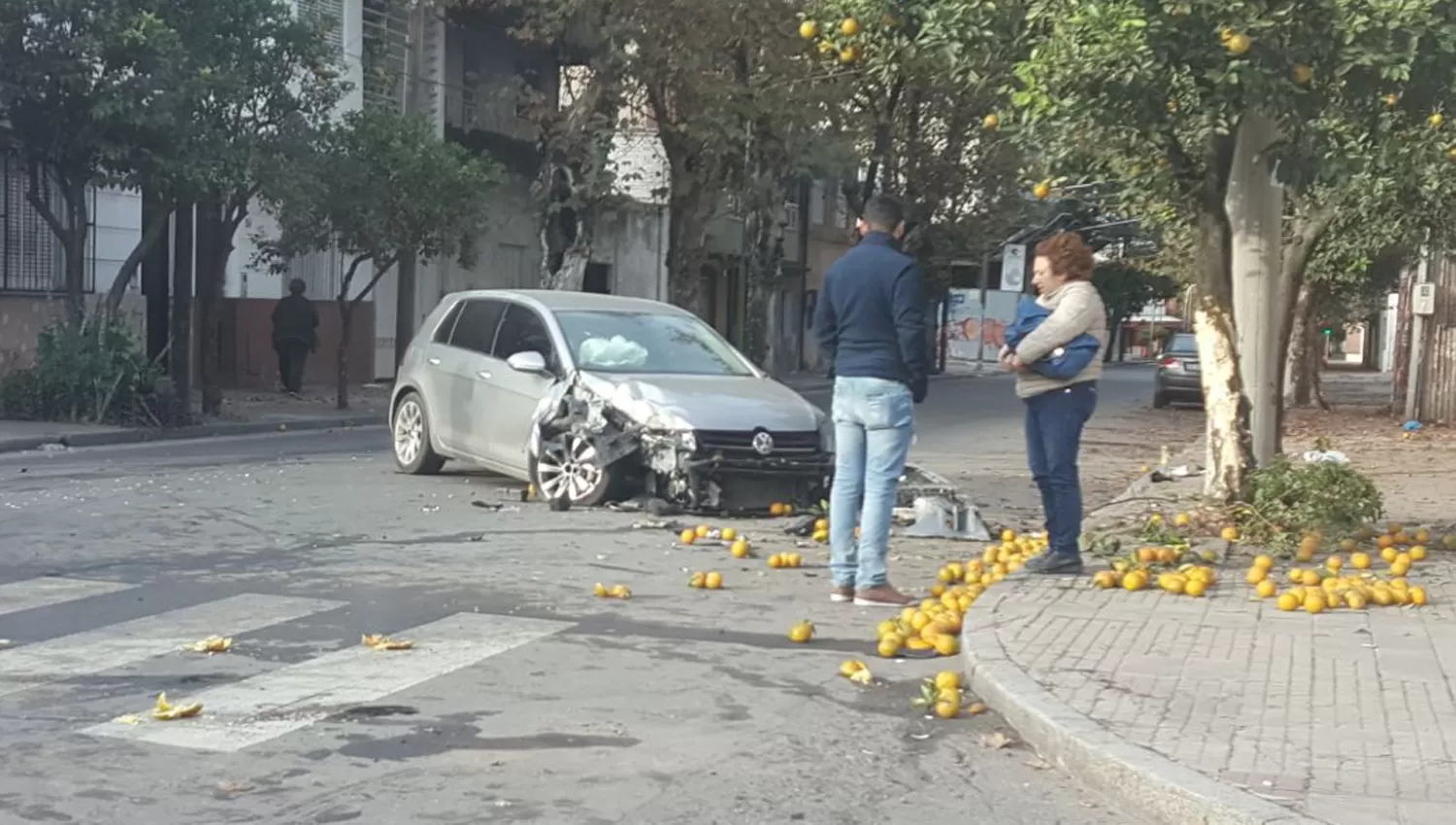 CRUZADO. El vehículo quedó cortando el tránsito sobre calle San Luis. FOTO ENVIADA POR UN LECTOR