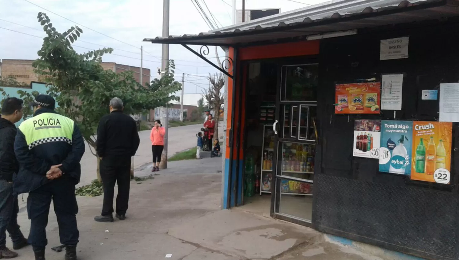 En el ángulo inferior izquierdo de la imagen se observa el arma que utilizó uno de los asaltantes para tratar de robar el almacén. FOTO ENVIADA A LA GACETA VÍA WHATSAPP