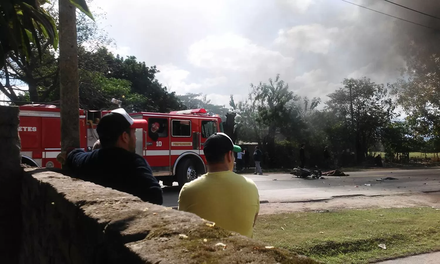 Impactó contra una camioneta, murió y sus familiares quemaron el vehículo