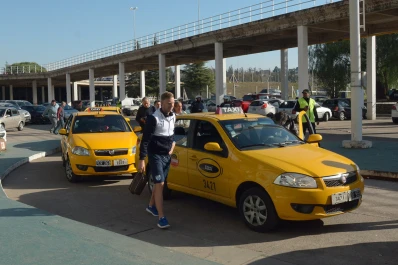 Se rompió el colectivo y Atlético tuvo que llegar al estadio Kempes en remis