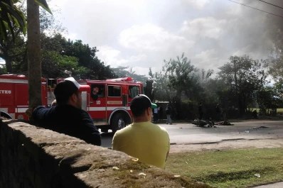 Impactó contra una camioneta, murió y sus familiares quemaron el vehículo