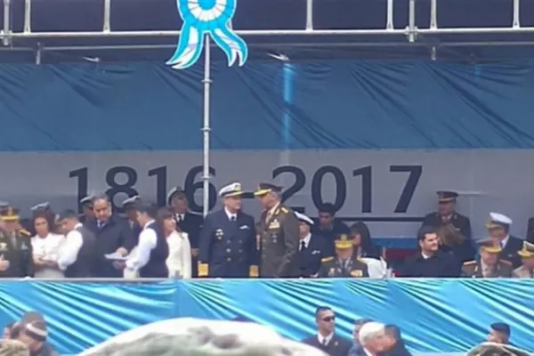 El ministro de Defensa contó el motivo de la metida de pata en la bandera del 25 de Mayo