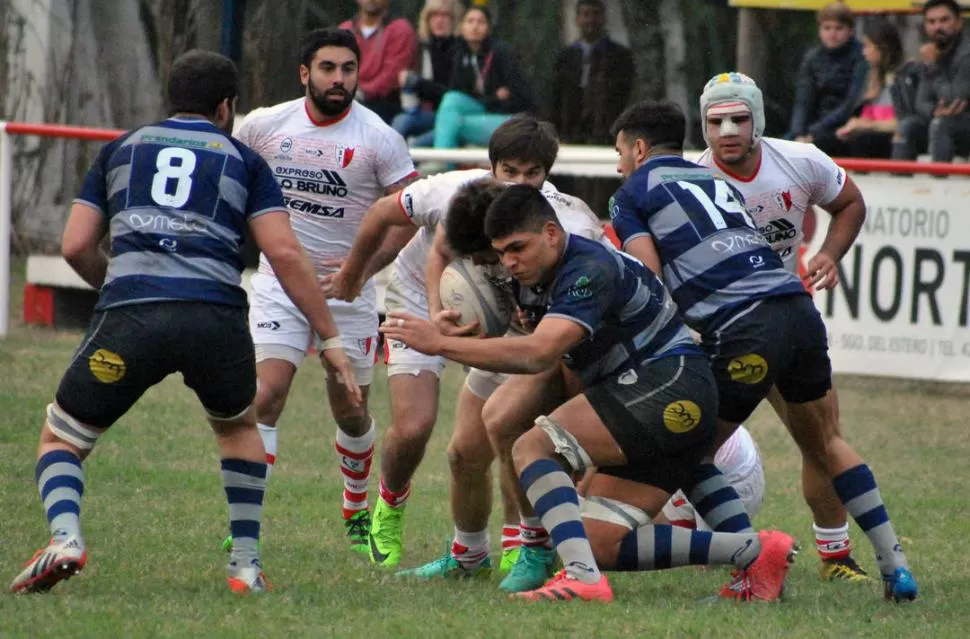 MUY LUCHADO. Jorge Herrera, de “Uni”, trata de frenar a un jugador santiagueño. foto de pasión y deporte