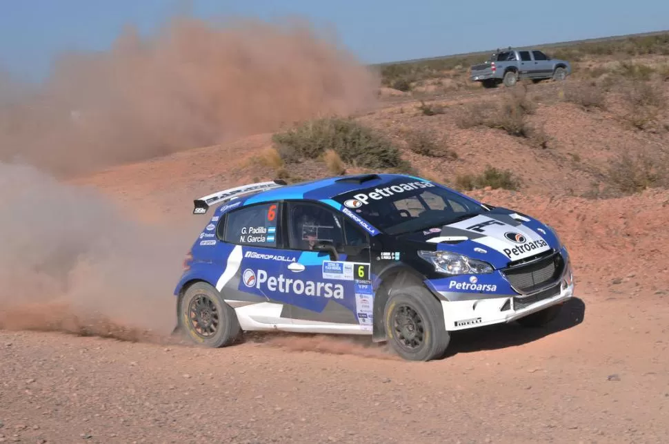 A BUEN RITMO. En los duros y rápidos caminos neuquinos avanza el Peugeot 208 turbo al mando de Gerónimo Padilla. foto de marcelino mercado