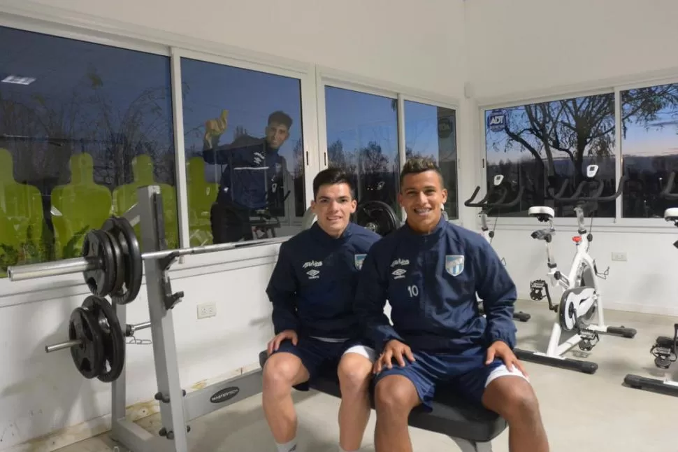 PARA LA ETERNIDAD. Sanna, a la izquierda de la imagen, y su inseparable amigo Peralta, posan en el gimnasio del predio de Instituto. De  fondo, Leonel Di Plácido no se quiso perder la foto de los juveniles. foto de ariel alejandro carreras (especial para la gaceta)