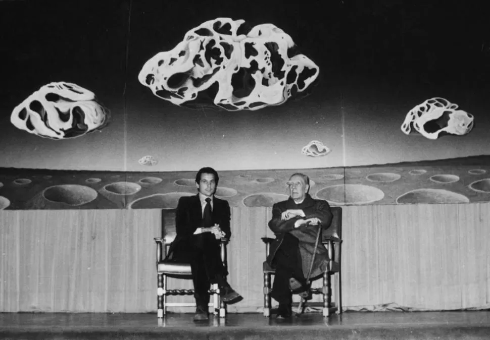 Con Borges. Publicaron juntos el libro Cosmogonías. De fondo, su obra Antes del principio, que se exhibe en el Centro Espacial Lyndon Johnson de la NASA, en Houston. 