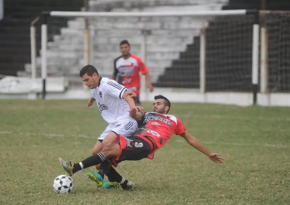 SIN TREGUA. Matías Diarte, de Central Norte, y Guido Rueda, de Amalia, luchan por la pelota en el barrio El Bosque. la gaceta / foto de antonio ferroni