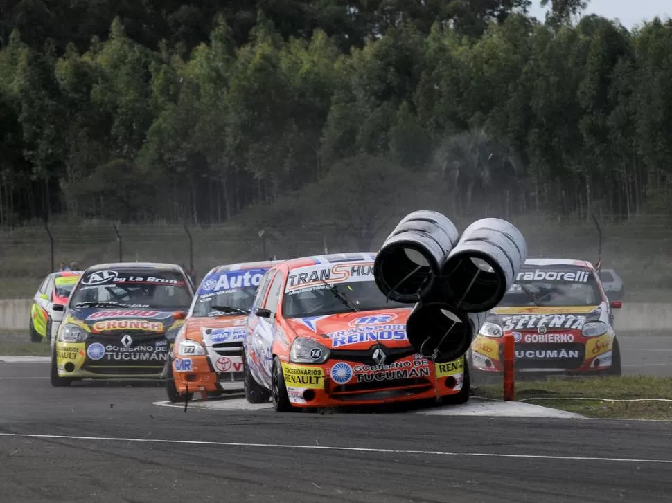 POR EL AIRE. El muñeco de neumáticos vuela tras ser impactado por el Clio de Maximiliano Bestani; atrás, entre otros, asoman los autos de Juan y Pablo Ortega. prensa APAT