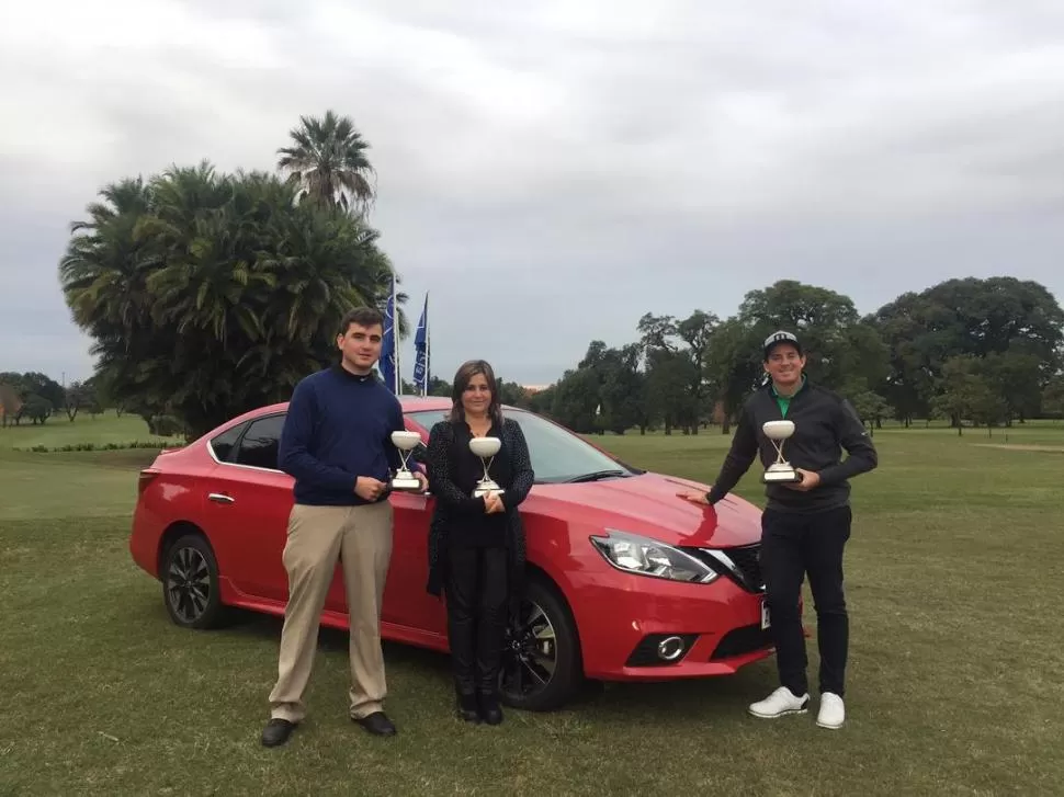 DESTACADOS. Einar Lange (2° en Scratch); Carla Agüero y Santiago Allende (campeones), orgullosos con sus trofeos. prensa jockey club