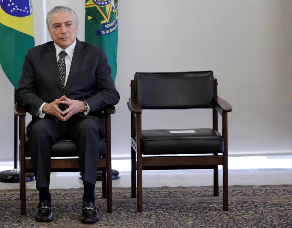 SILLA VACÍA. Temer, cada vez más solo, insiste en que no renunciará. reuters