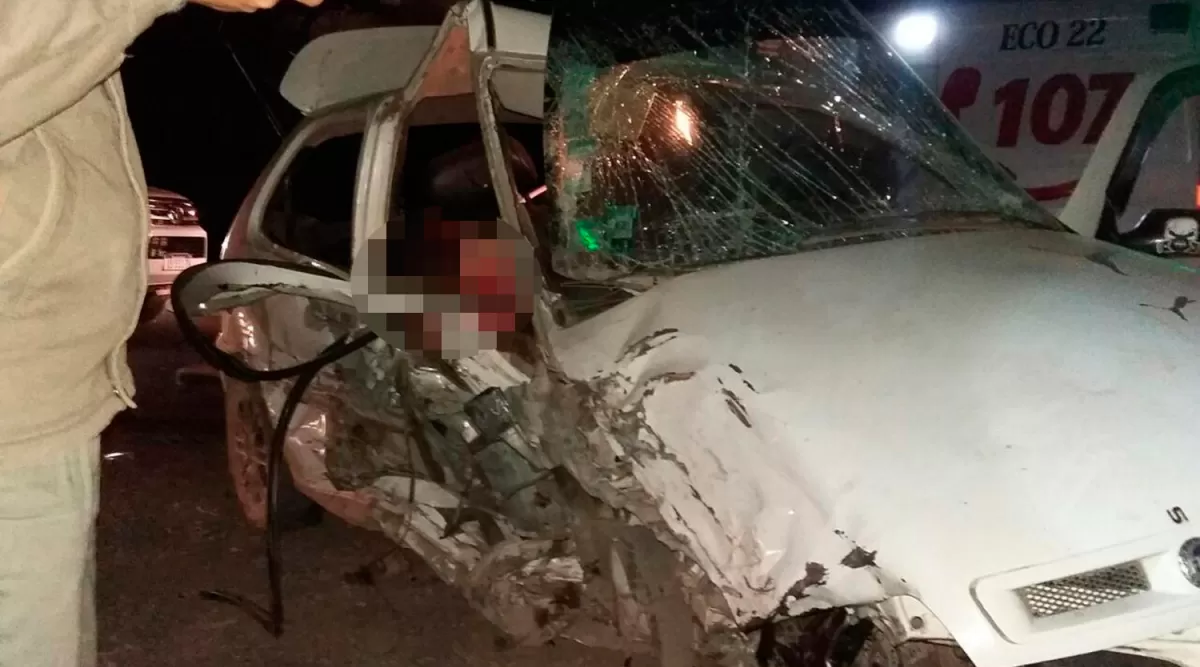 TRAGEDIA. Auto implicado en el accidente de la ruta 9. FOTO ENVIADA AL WHATSAPP DE LA GACETA POR UN LECTOR.