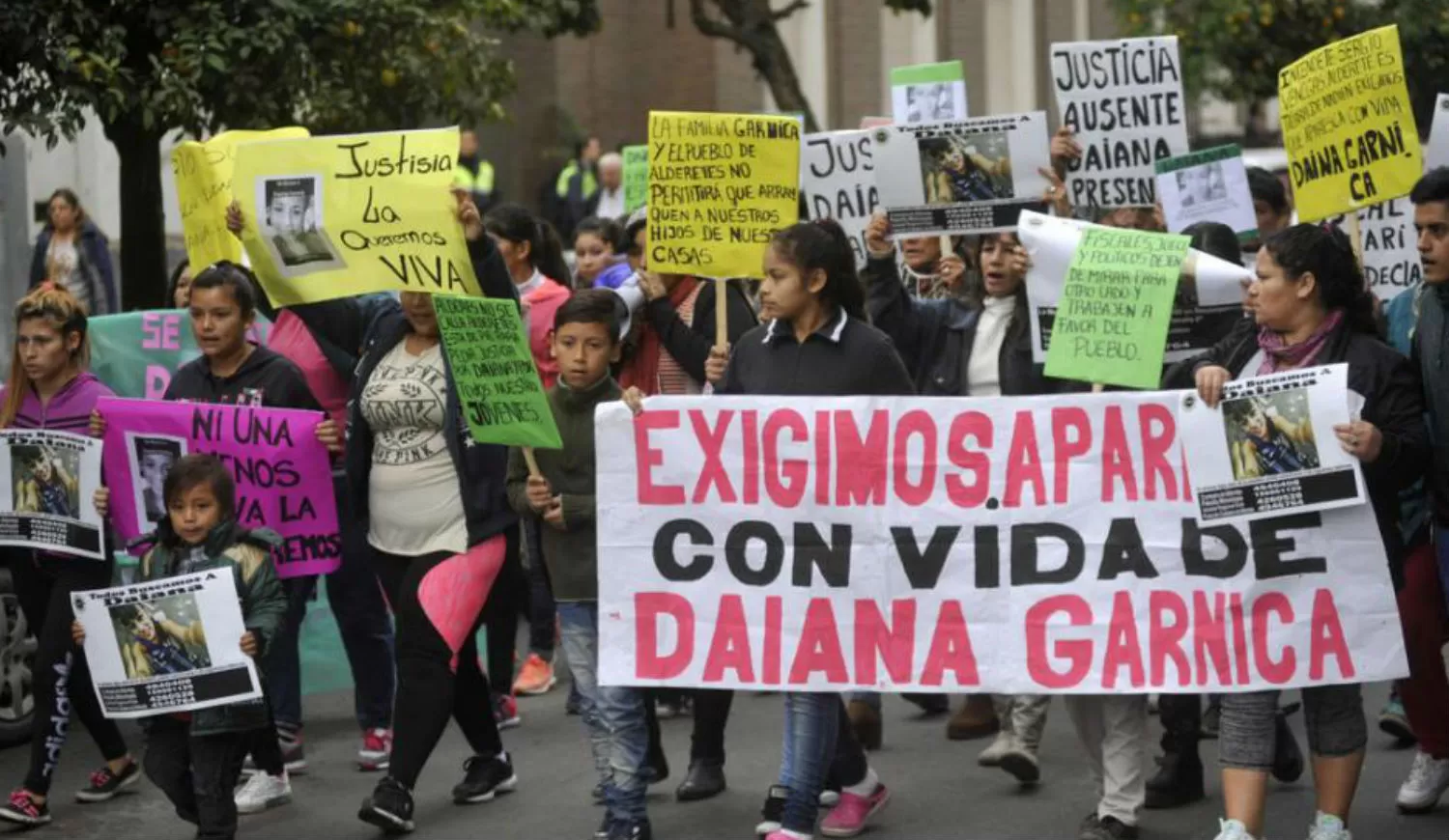 MARCHA. Parientes y amigos de Daiana esperan que la adolescente aparezca con vida. LA GACETA / FOTO DE Inés Quinteros Orio
