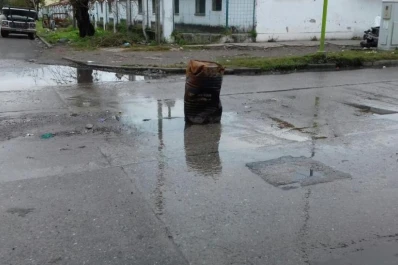 Cloacas reventadas: pusieron un tacho para tapar un pozo