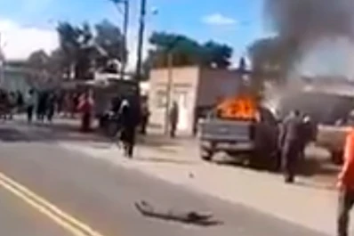 Así le prendieron fuego a la camioneta que chocó una moto en El Chañar