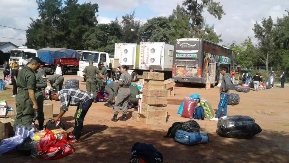 BIEN CUSTODIADOS. Gendarmes controlan los bolsos de los pasajeros que se trasladaban en los micros. Gentileza gendarmería