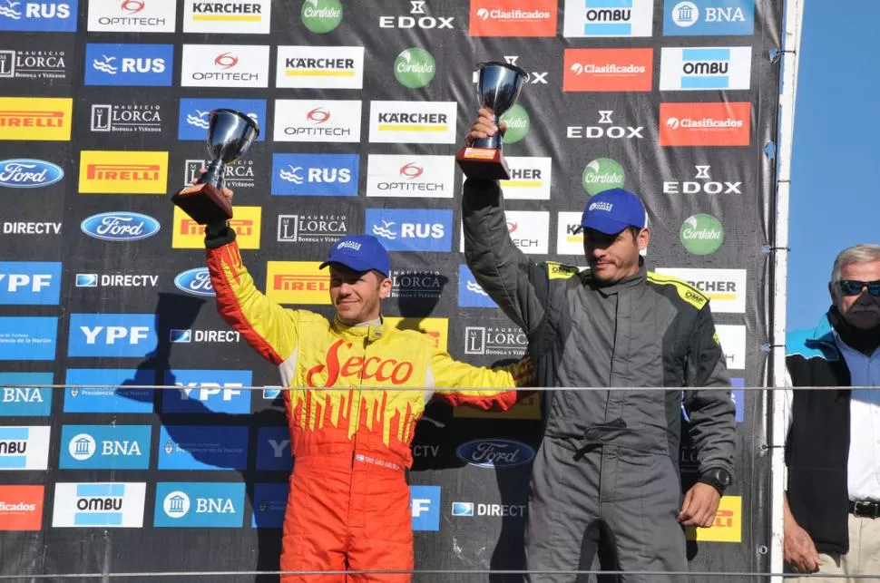 FESTEJO. García Hamilton y Catálfamo, en el podio de la Copa MR. 