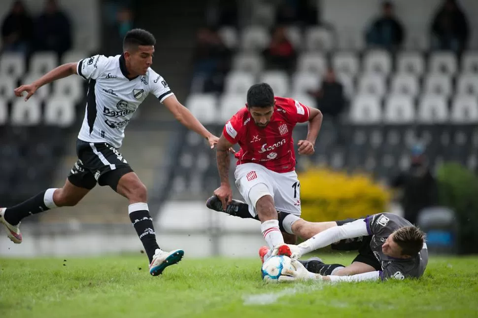 DESCARTADO. Matías García, que trata de dejar en el camino a Nahuel Losada, no jugará frente Ferro por haber llegado al límite de amonestaciones.  foto de Matias Napoli Escalero- especial para la gaceta 