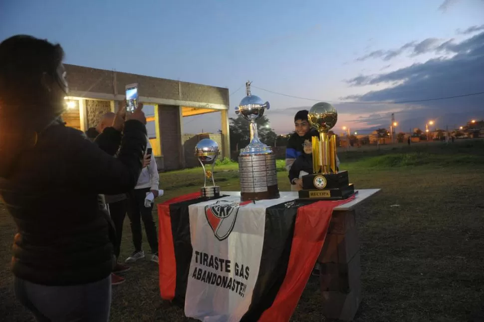 LAS COPAS SE MIRAN Y... también se tocan. Los hinchas tucumanos se sacaron fotos que guardarán de recuerdo. la gaceta / foto de franco vera