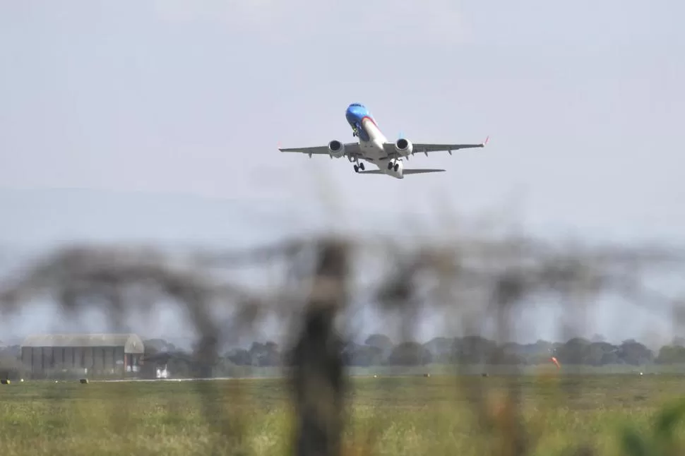 TRES DÍAS, TRES MESES. El miércoles, a las 20.20, despegará el último vuelo antes de que cierre hasta agosto el aeropuerto Benjamín Matienzo. la gaceta / foto de jorge olmos sgrosso