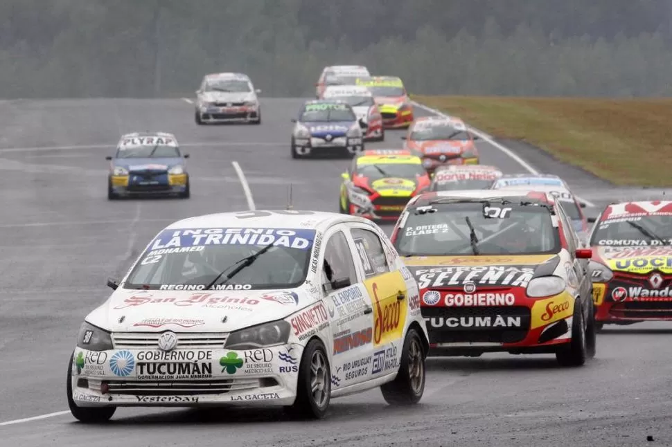 TUCUMANOS EN CARRERA. Lucas Mohamed viaja con su VW Gol Trend adelante del Fiat Palio de Pablo Ortega. prensa mohamed 