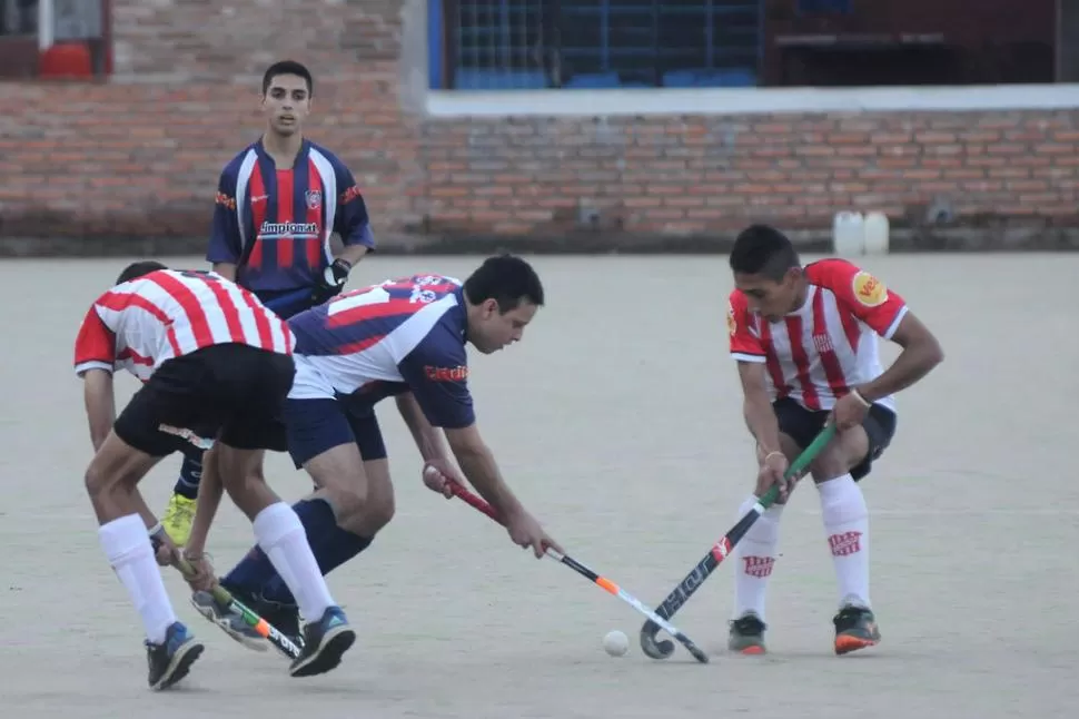 ENTRE DOS. Díaz (centro), de “CC”, disputa la bocha con Lucas Rivero (der.). la gaceta / foto de Analía Jaramillo