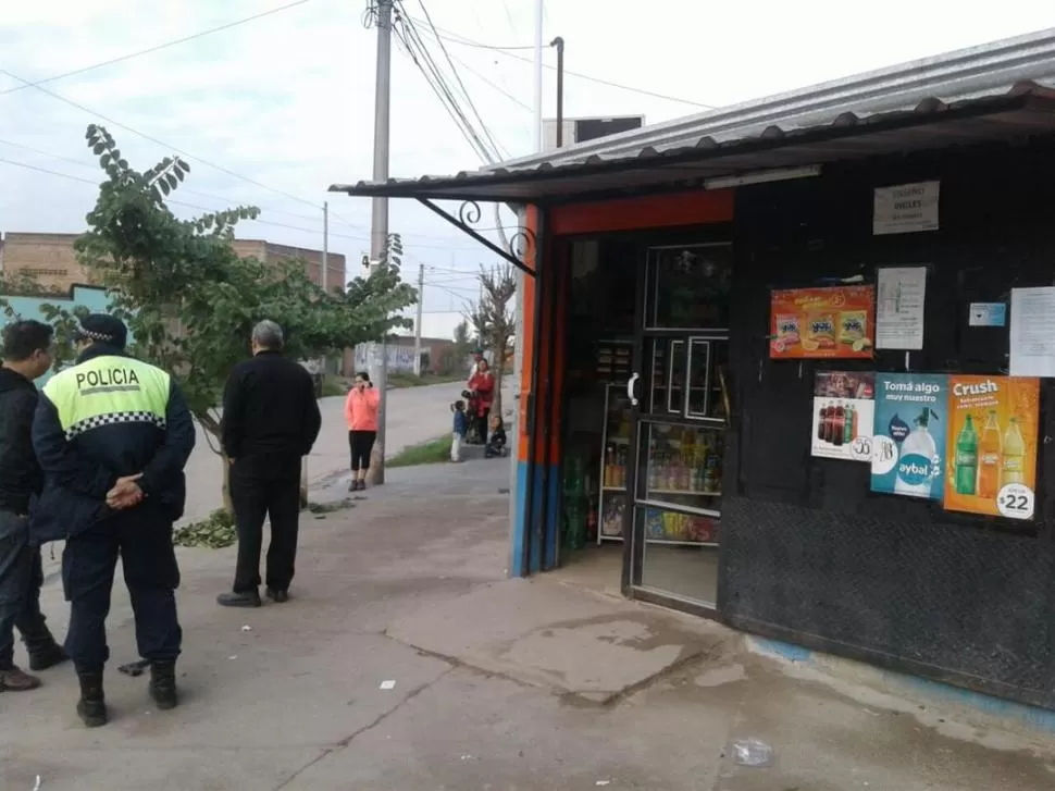 ZONA ROJA. Los policías rodean el arma que fue usada en el ataque.  