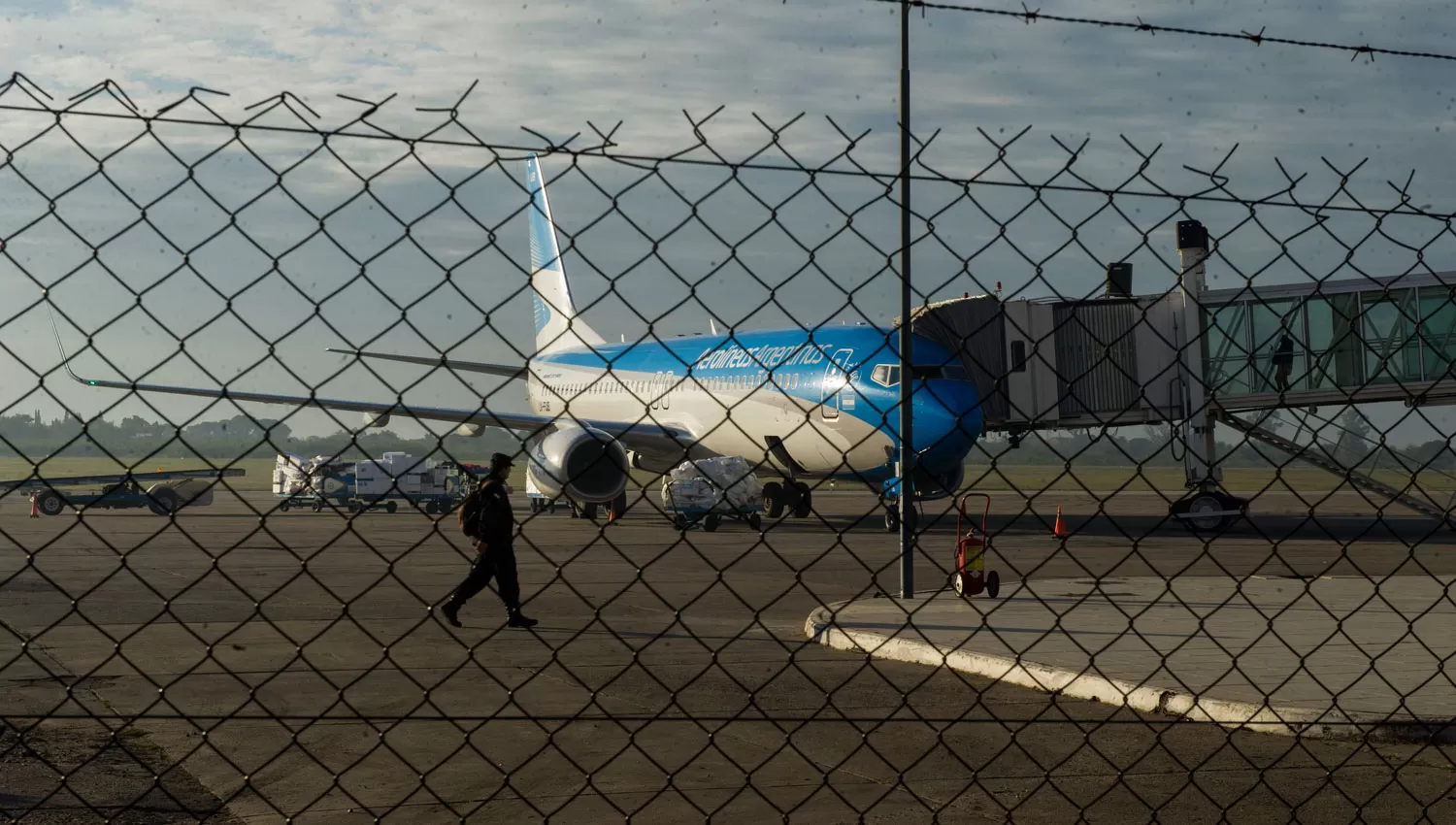 ADIÓS AL BENJAMÍN MATIENZO. Un avión de Aerolíneas en la pista del aeropuerto tucumano esta mañana; desde el jueves y por tres meses, los aviones dejarán de volar a este lugar. LA GACETA / JORGE OLMOS SGROSSO