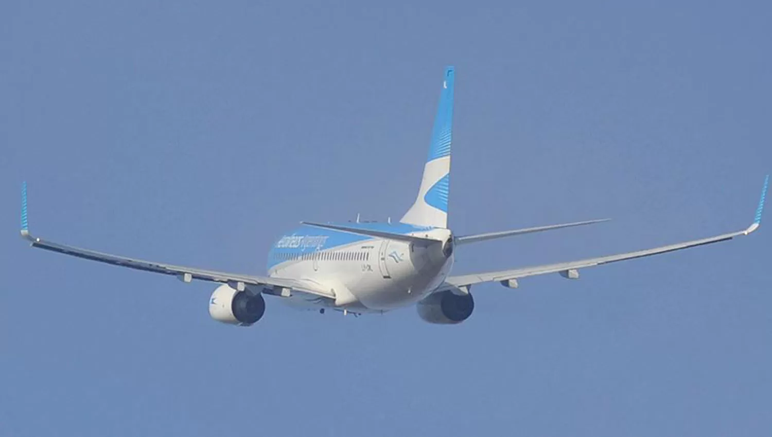 EN PLENO DESPEGUE. Un avión de Aerolíneas Argentinas parte del aeropuerto tucumano. ARCHIVO / JORGE OLMOS SGROSSO