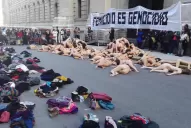 Mujeres se manifestaron desnudas contra los femicidios