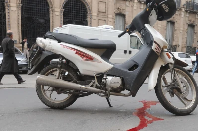 Un auto y una moto chocaron frente a la Casa de Gobierno