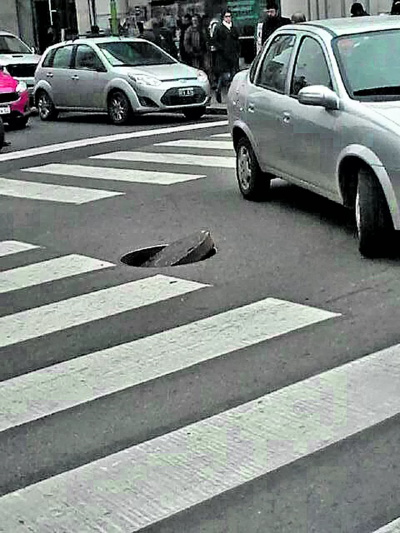 La tapa levantada de una boca de registro es una trampa en pleno microcentro