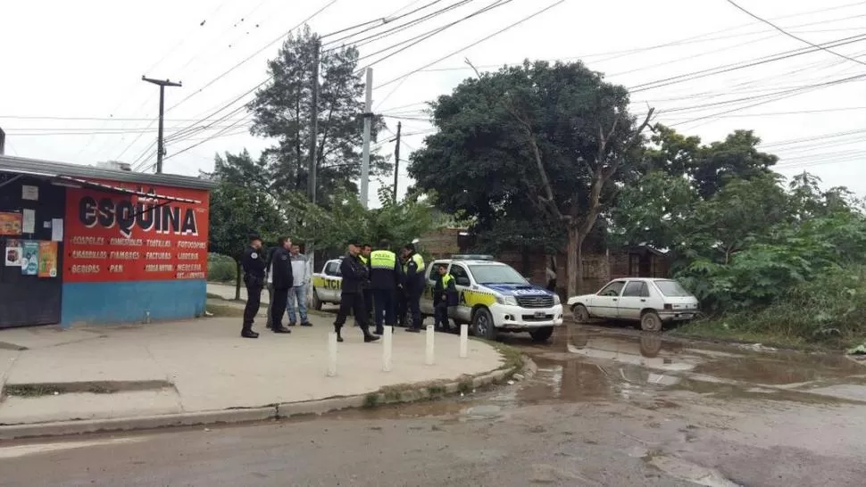 PROTECCIÓN. Un grupo de uniformados custodía el negocio del policía. 