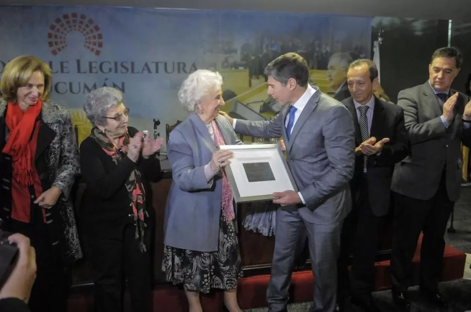 HOMENAJE. Carlotto recibe del legislador Silman la medalla al mérito “Bernardo de Monteagudo”; a su lado Giovanola (vocal de Abuelas) y Rojkés. prensa legislatura