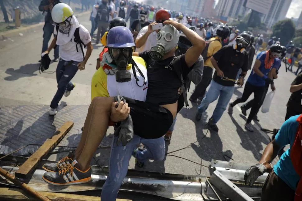 CLIMA DE GUERRA. Los heridos y afectados por respirar gas lacrimógeno fueron trasladados a los hospitales.  Reuters