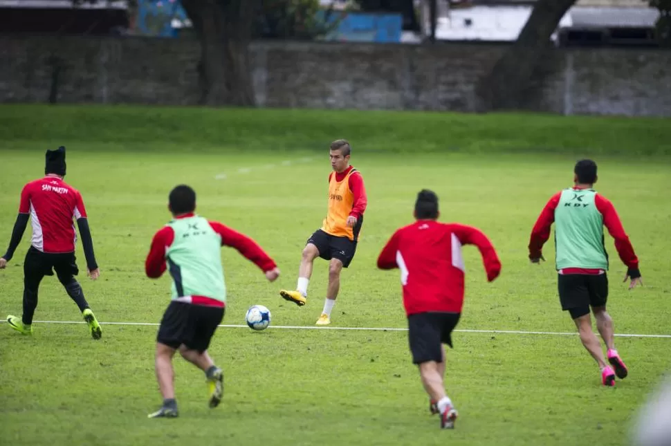 CLARIFICA EL JUEGO. Rizo posee una virtud que no muchos jugadores tienen: levantar la cabeza y hacer la pausa justo cuando las papas queman. Así generó varias jugadas de gol para San Martín. la gaceta / foto de diego aráoz