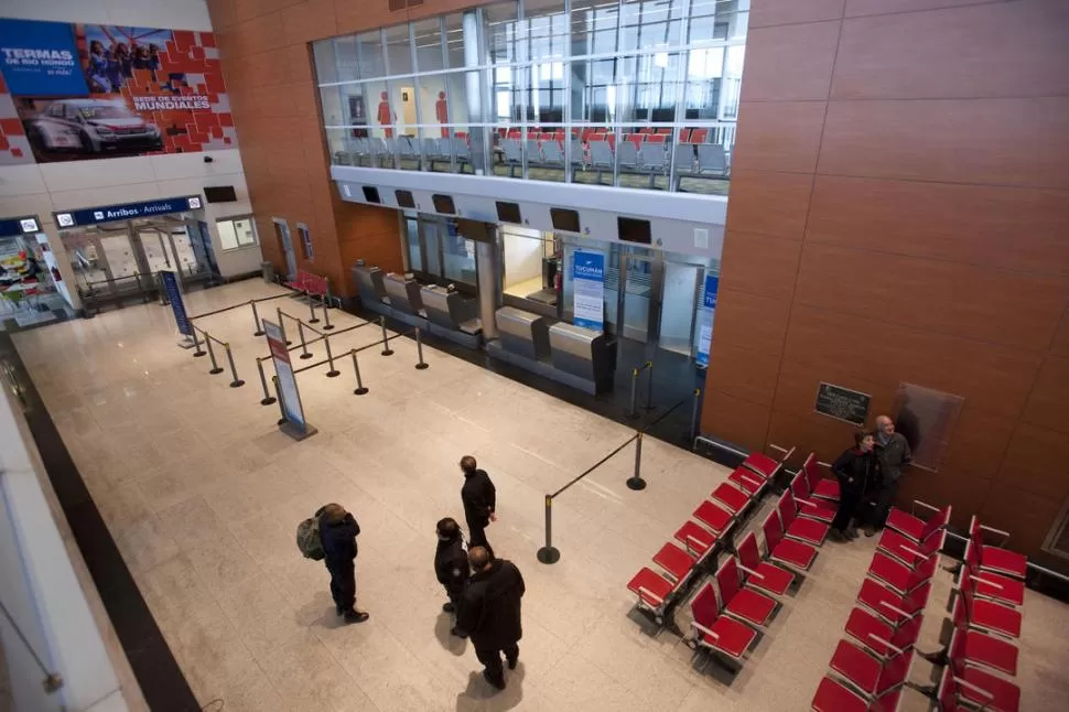 - PRUEBA DE FUEGO. Al aeropuerto de Termas llegan normalmente cuatro vuelos semanales; con el cierre del “Benjamín Matienzo” pasará a operar nueve vuelos diarios, en los días de mayor movimiento.- LA GACETA - FOTOS INÉS QUINTEROS ORIO.-