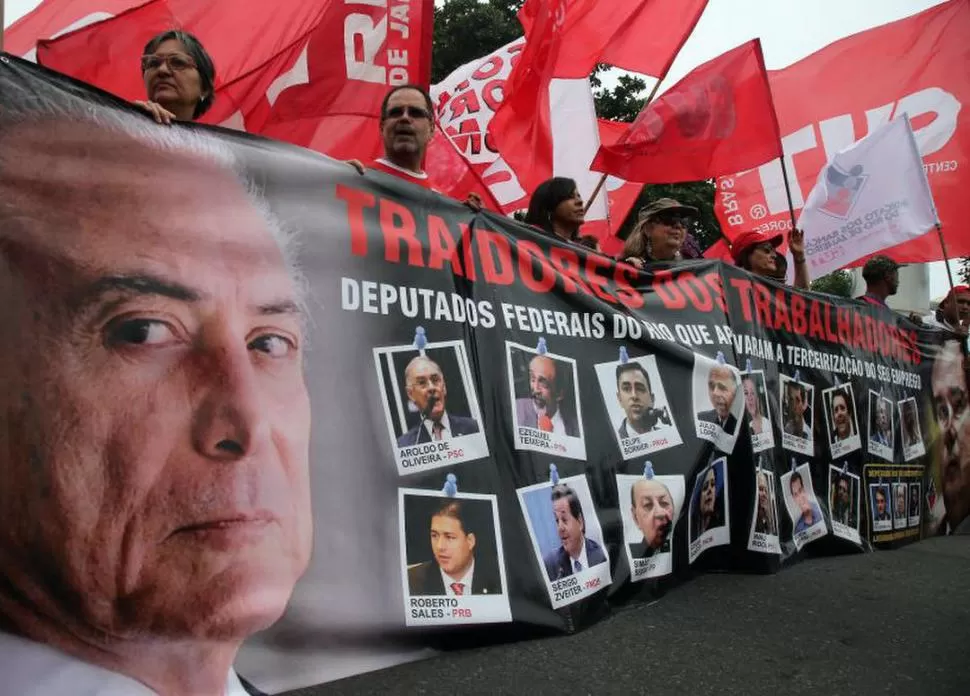 CARTELES. Los manifestantes repudian a los involucrados en corrupción. reuters