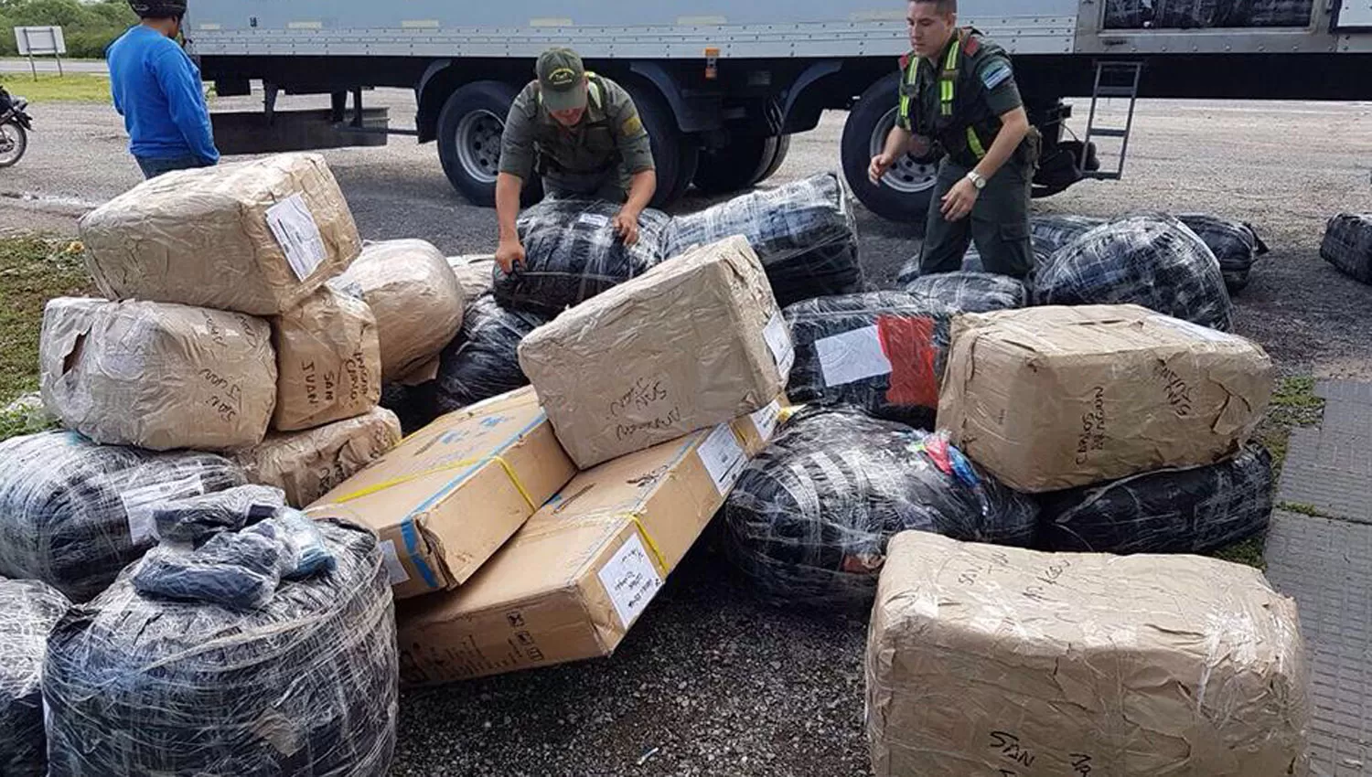 OPERATIVO. Integrantes de Gendarmería controlan mercadería durante un operativo en una ruta. ARCHIVO