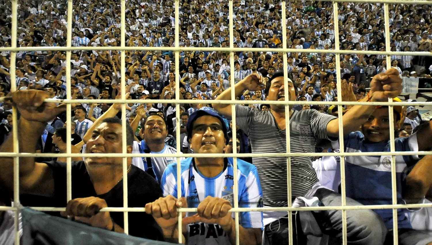 REPLETO. Los hinchas Decanos prometen ponerle calor a una noche que se anticipa como fría. ARCHIVO LA GACETA / FOTO DE OSVALDO RIPOLL