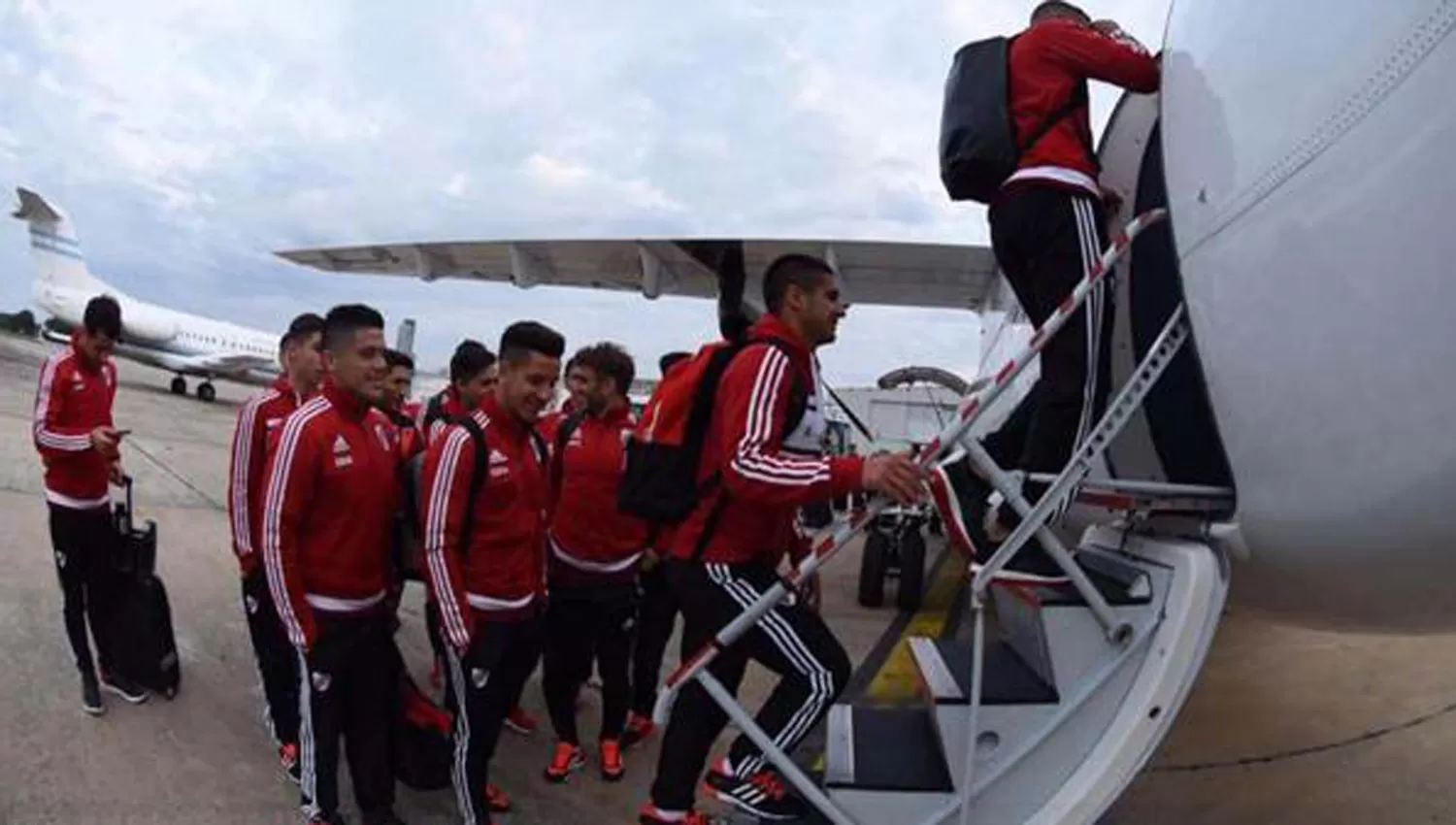 PLANTEL DE RIVER EN VUELO CHARTER (FOTO DE PASIÓN ALBICELESTE)