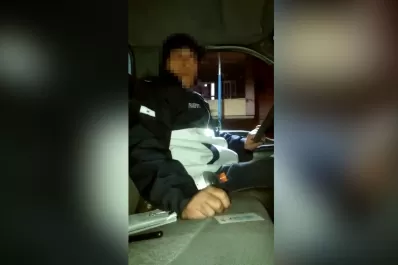 Video: la discusión entre agentes de tránsito y un transeúnte por una camioneta mal estacionada