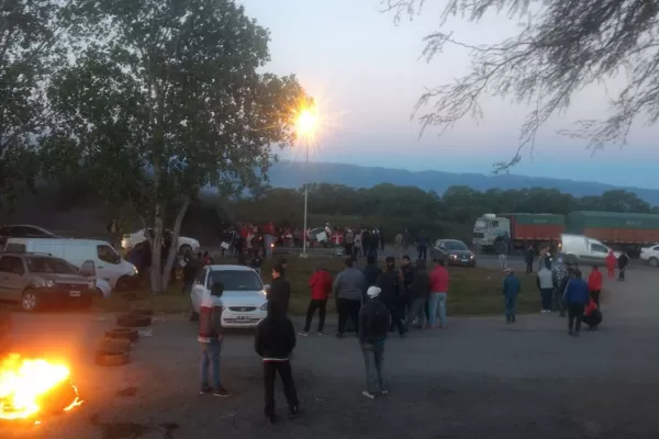 Por segunda vez en 24 horas cortan la ruta 9 para protestar contra los controles de Gendarmería