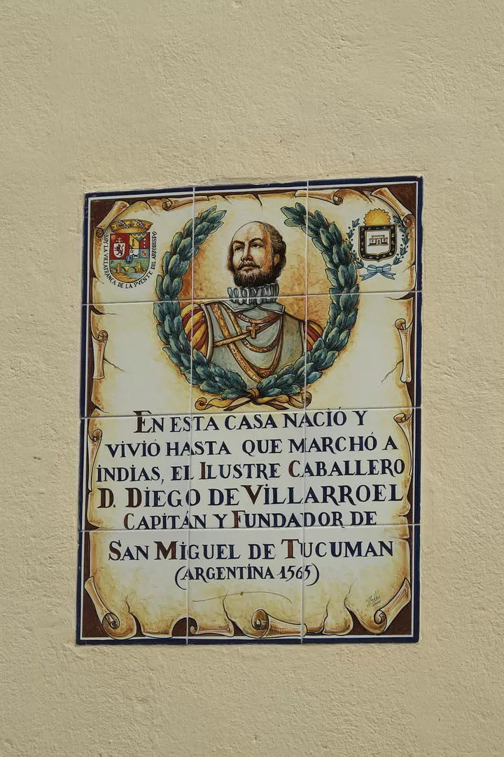 DIEGO DE VILLARROEL. Placa de cerámica colocada en la casa del fundador, en Puente del Arzobispo, provincia de Toledo. 