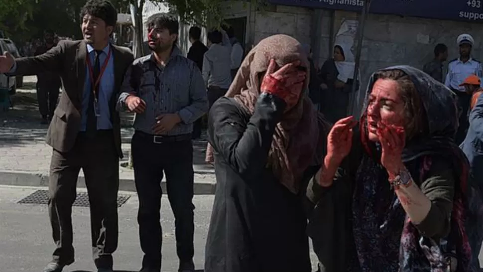 La expresión de dos mujeres damnificadas por el atentado en Kabul. IMAGEN TOMADA DE LA NACION