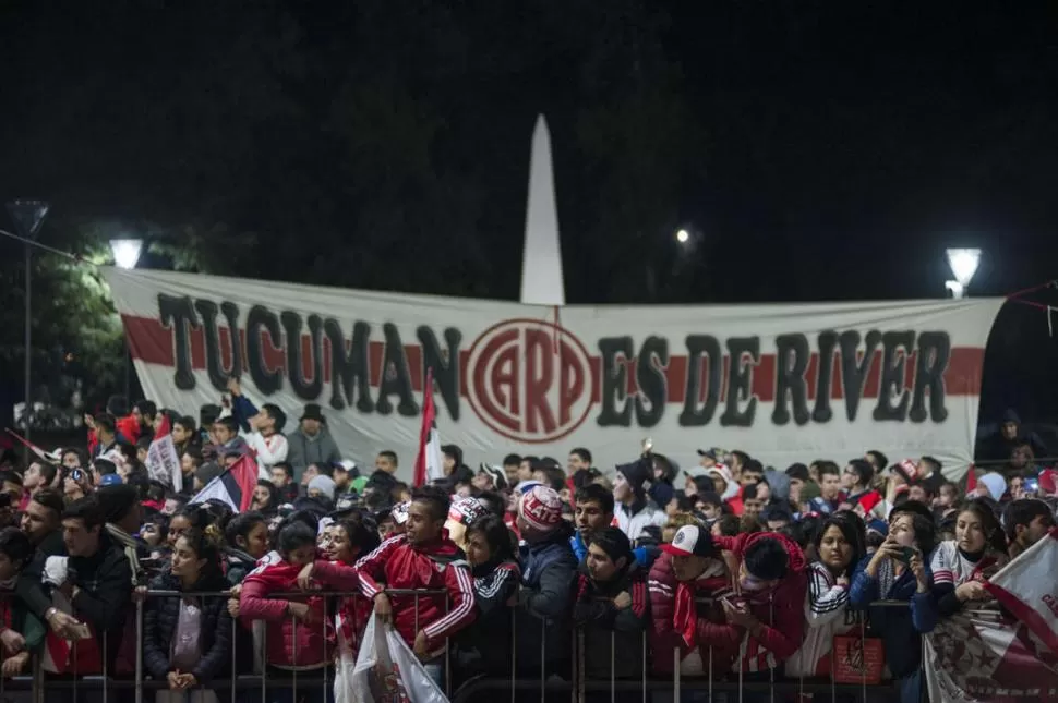 LE HICIERON EL AGUANTE AL “MILLO”. Desde varias horas antes de que el plantel llegue a Tucumán, los hinchas se apostaron al frente del hotel para recibir a River. la gaceta / foto de diego aráoz