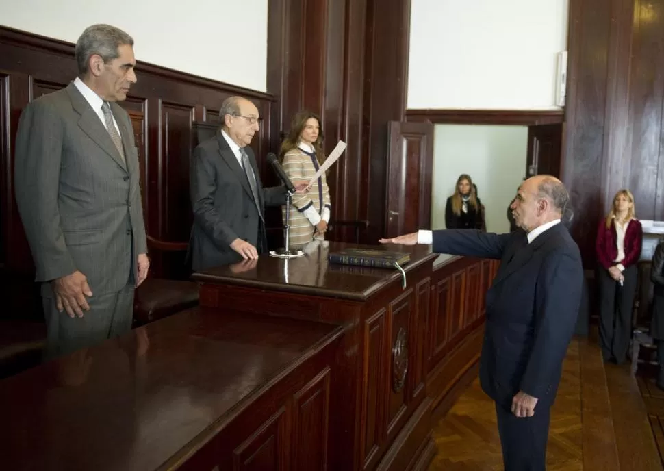 INICIO DEL CICLO INSTITUCIONAL. Gandur toma juramento a Jiménez como ministro público en agosto de 2014. Observan los vocales Sbdar y Estofán. la gaceta / FOTO DE JORGE OLMOS SGROSSO (archivo)